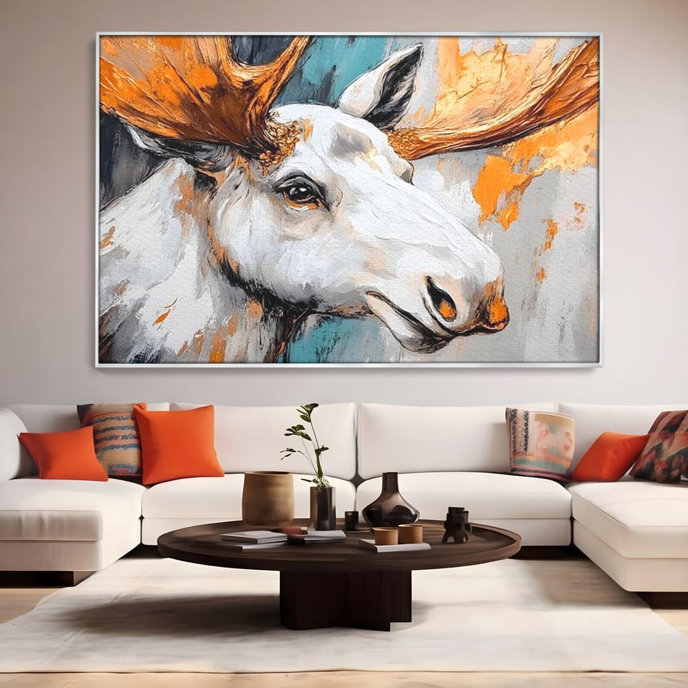 Tablou canvas cu tablou canvas cu cap de elan pictat, in rama de aluminiu argintiu, pe perete intr-un living
